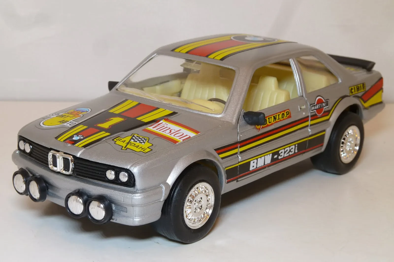 BMW 323i 1:24 diecast model