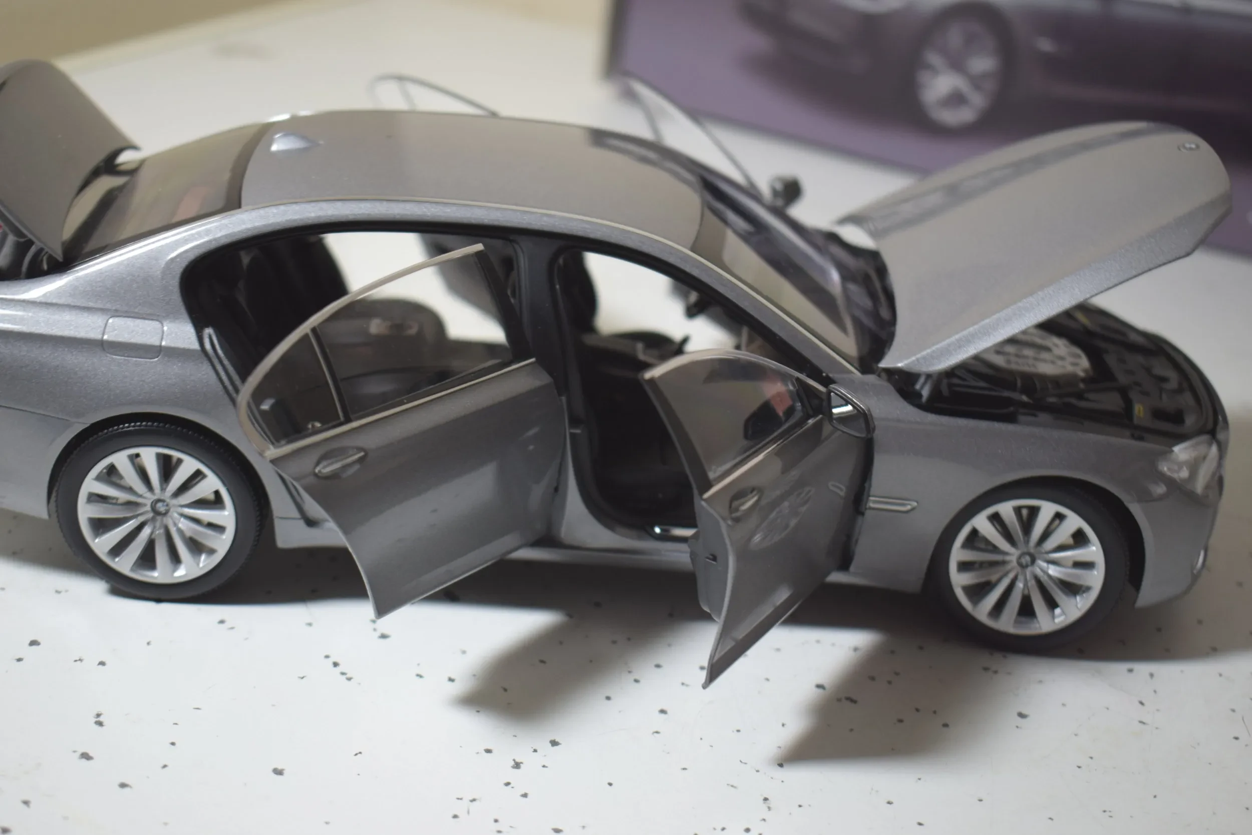 BMW 750Li 118 scale diecast