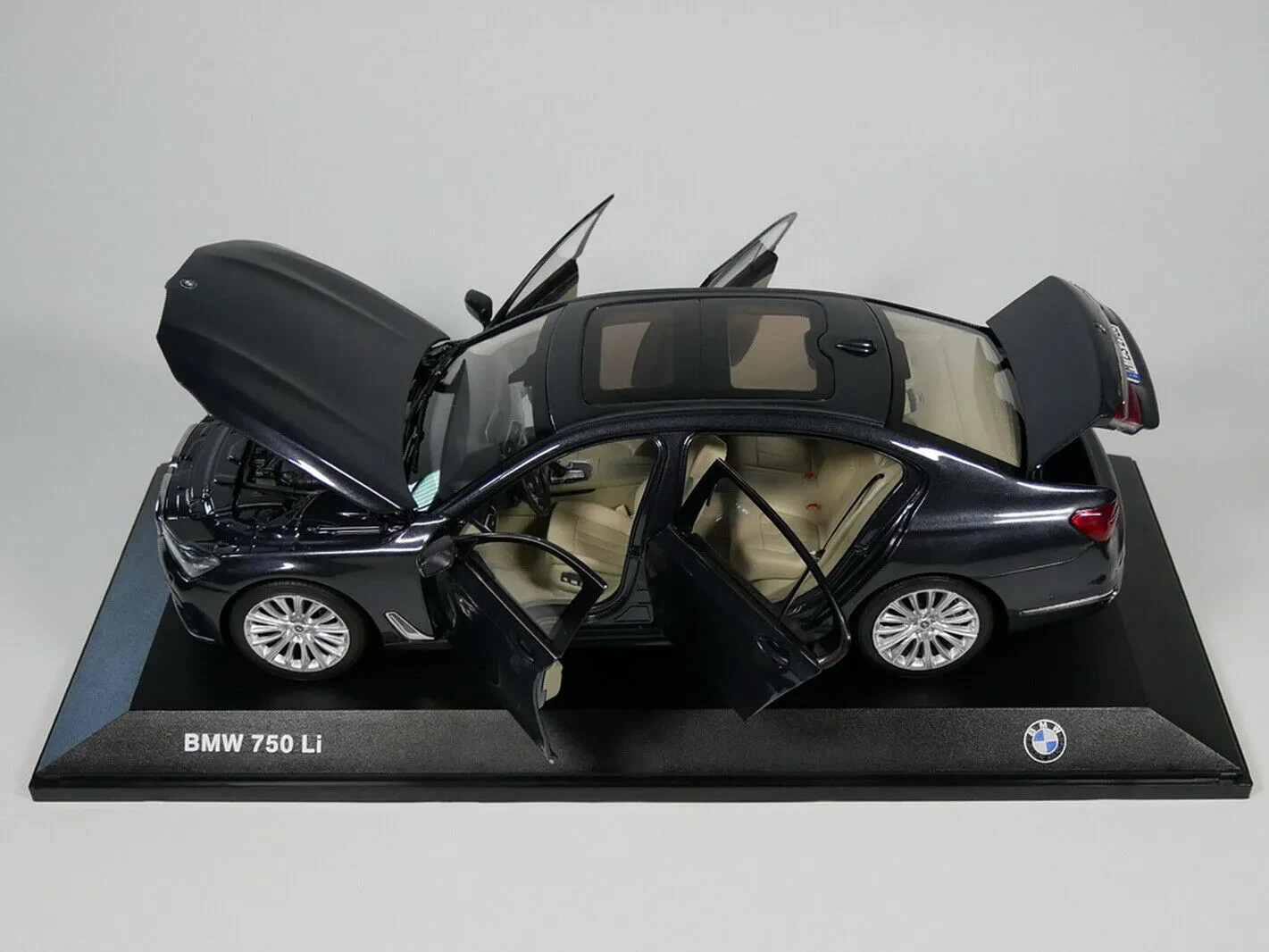 BMW 750Li diecast model display case