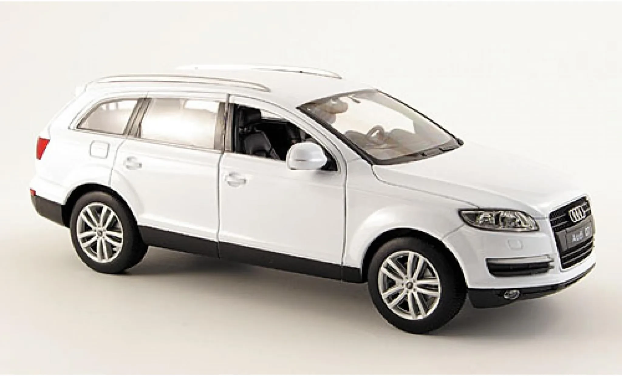 Audi Q7 Diecast Model 1:24