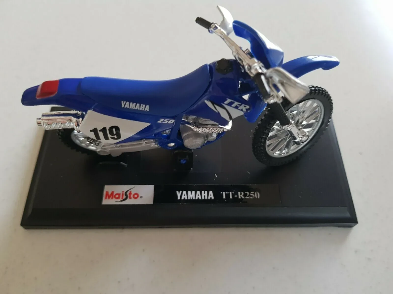 Authentic Maisto diecast label