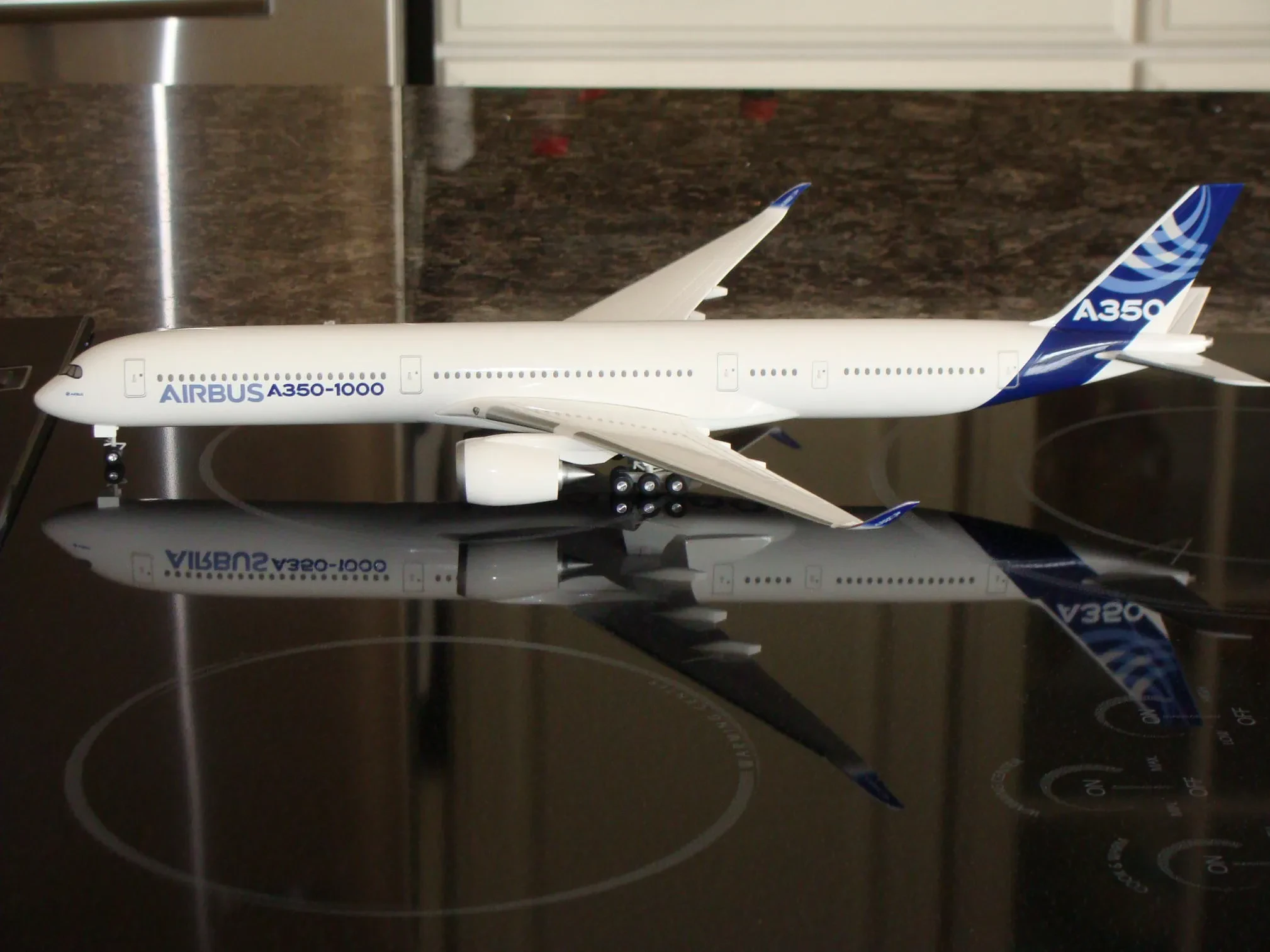 Hogan Wings Cathay Pacific Airbus A350-1000 Diecast
