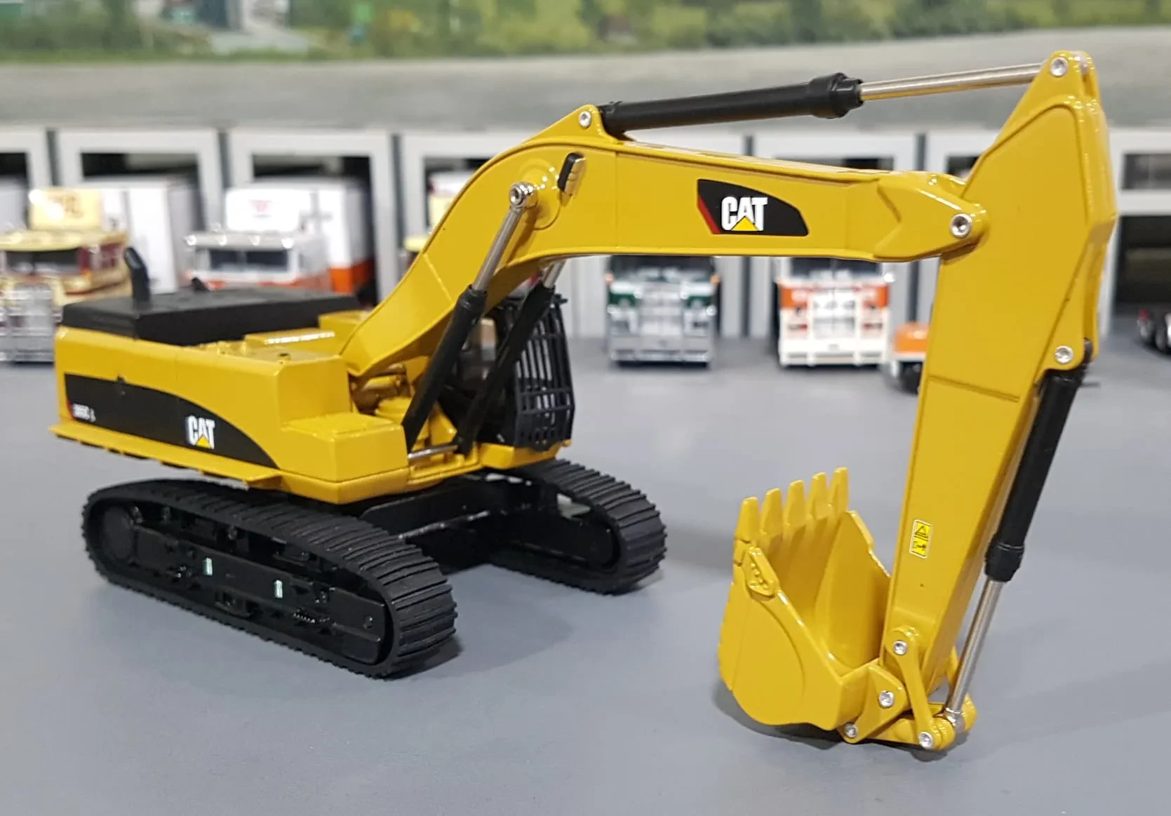 img/2386_cat-excavator-diecast-models-a-collectors-dream.webp