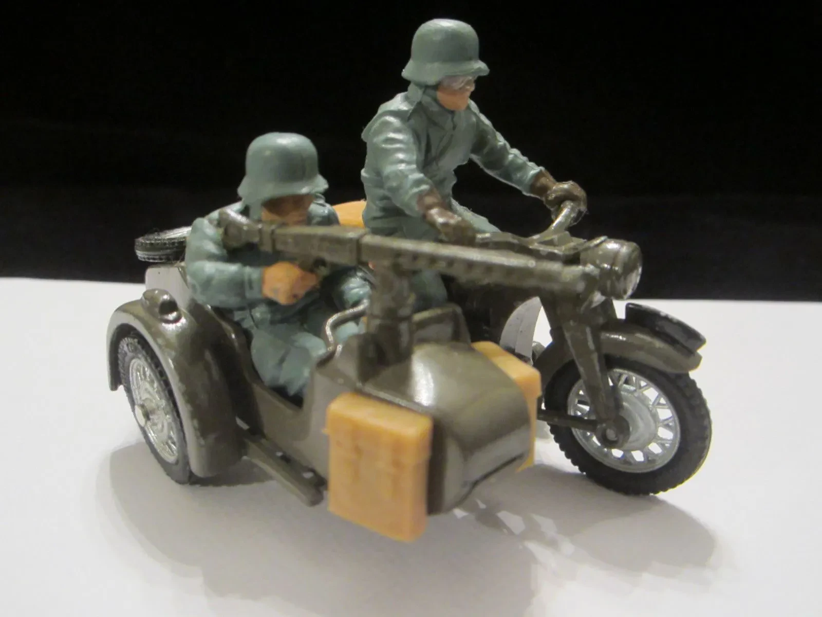 img/2398_diecast-motorcycle-with-sidecar-a-collectors-dream.webp