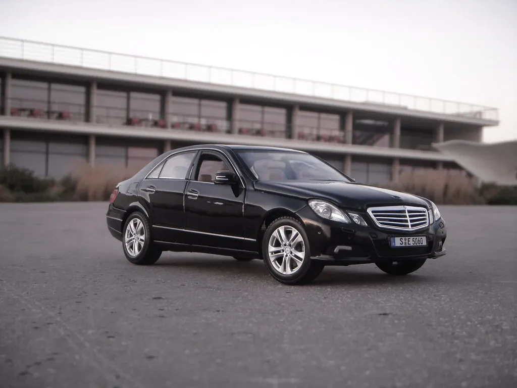 Mercedes E350 1:18 diecast model
