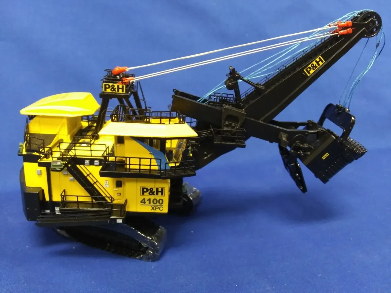 img/2519_ph-4100-diecast-models-a-collectors-dream.webp