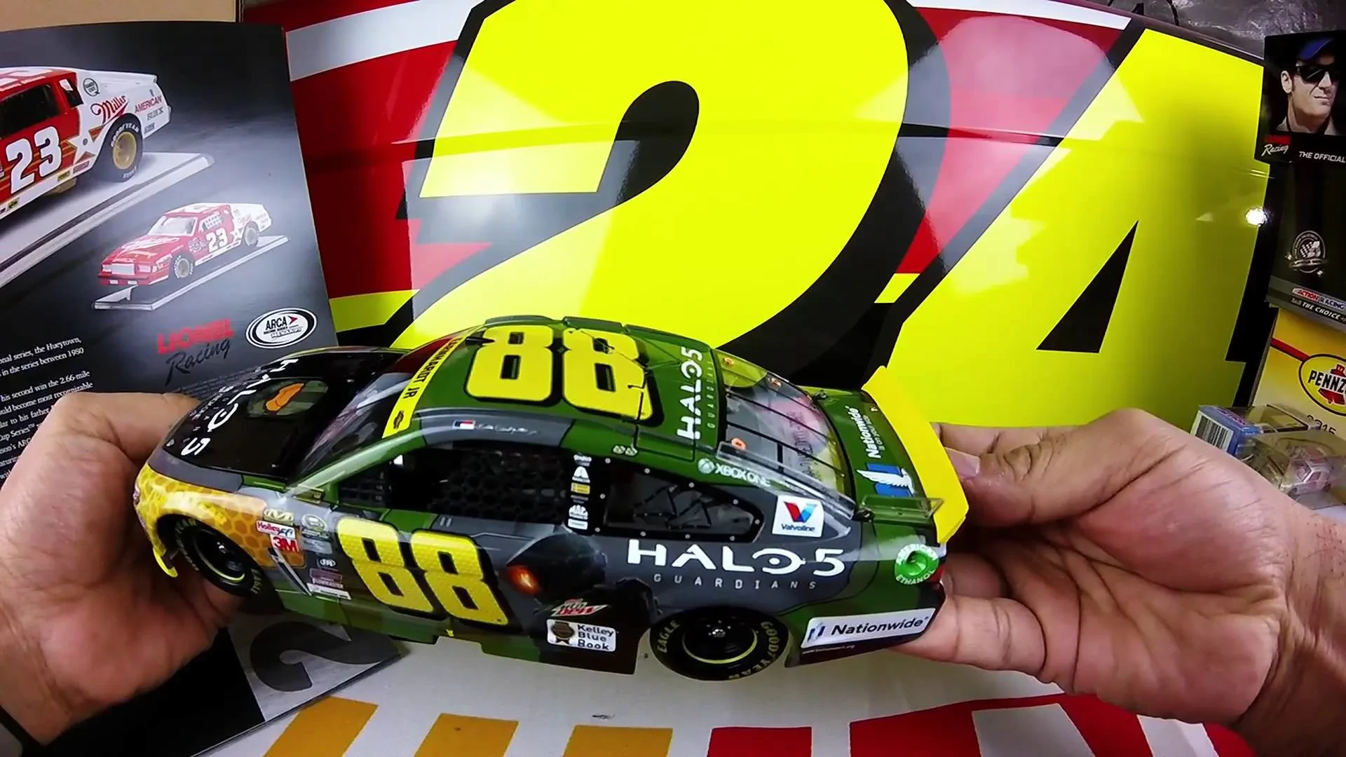 img/2547_unboxing-nascar-diecast-cars-from-2024-a-collectors-joy.webp
