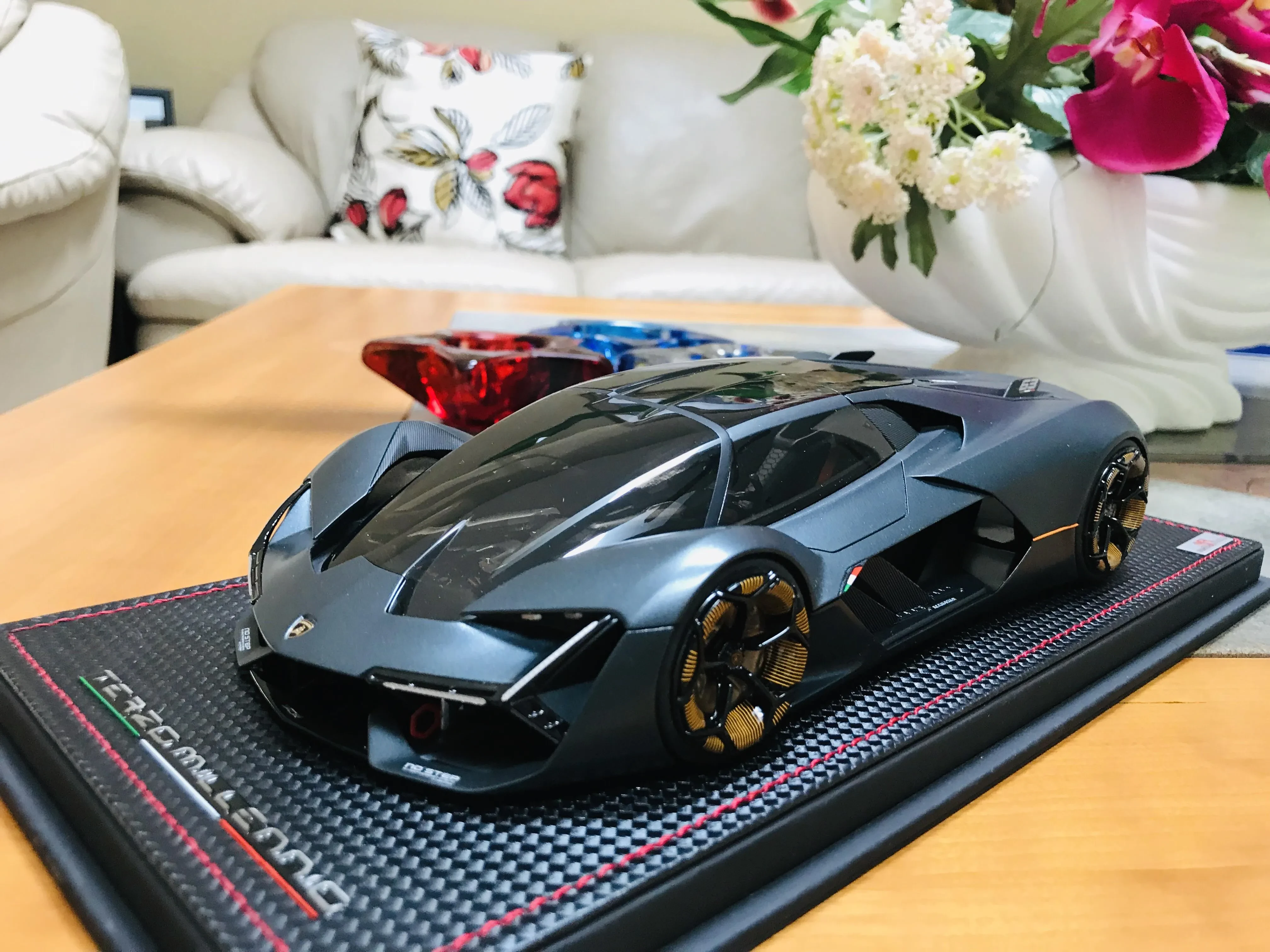 Lamborghini Terzo Millennio diecast 2024 side view