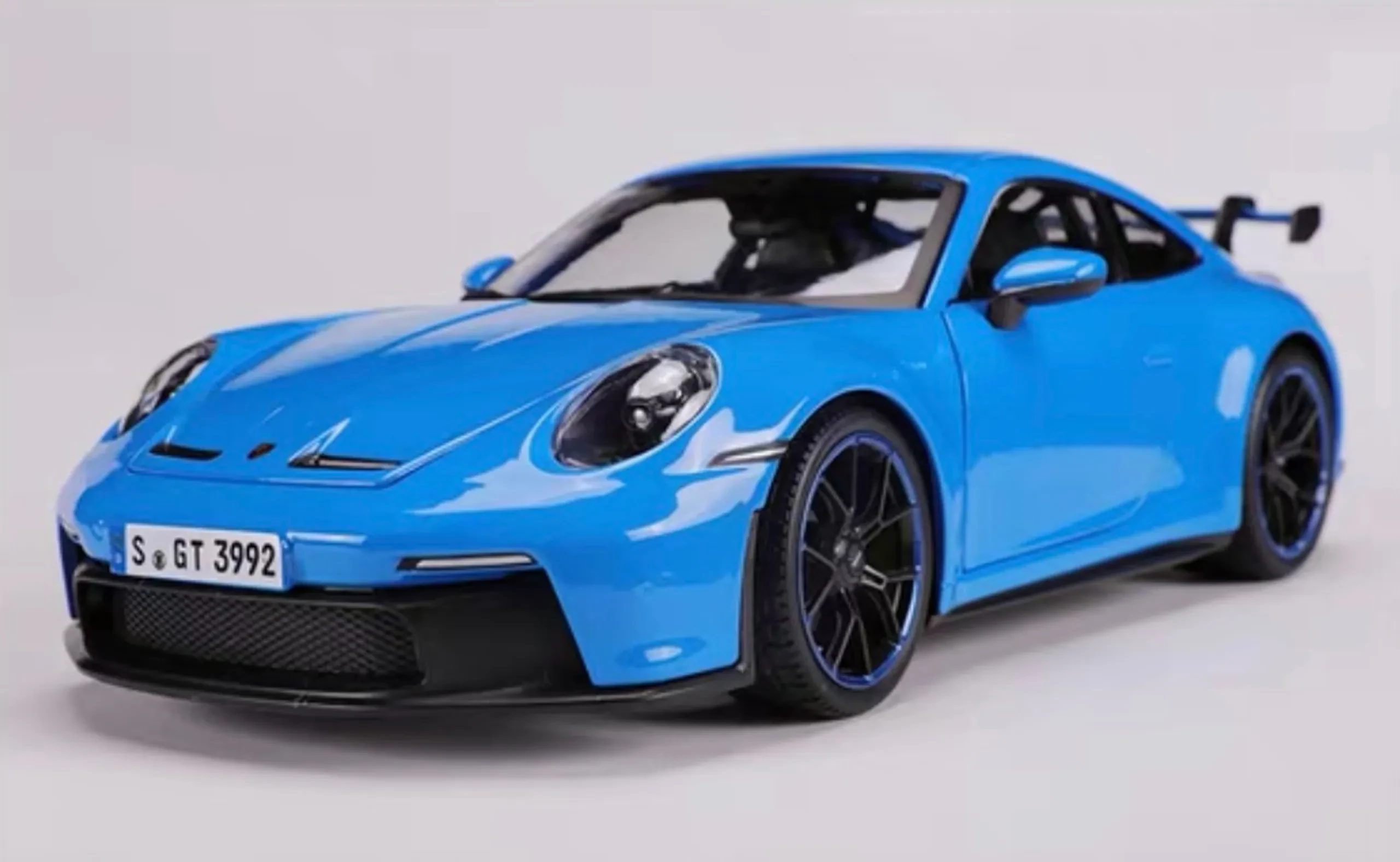 img/2560_porsche-911-diecast-models-a-collectors-dream.webp
