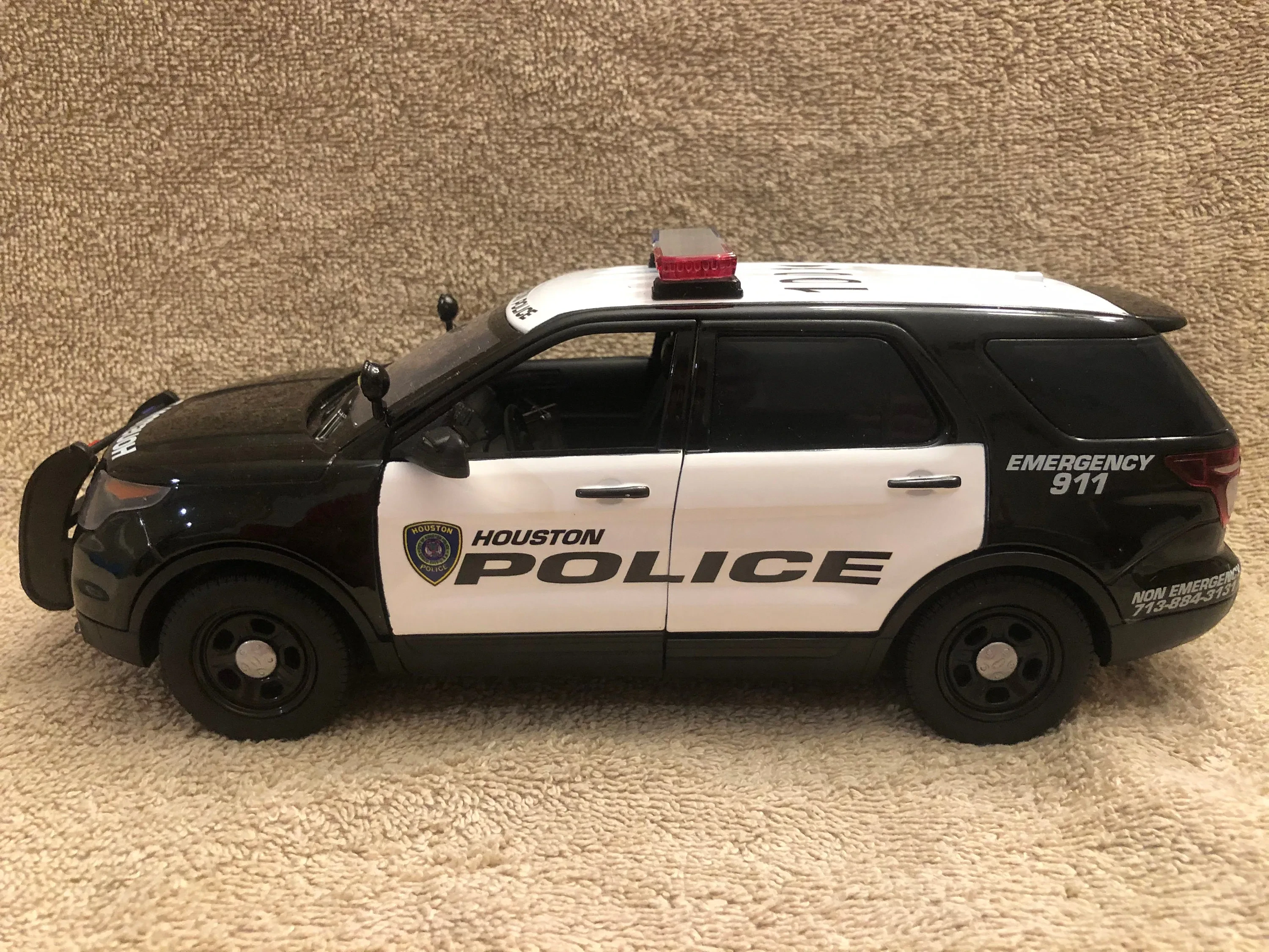 img/2565_cool-police-diecast-cars-you-can-buy-right-now.webp