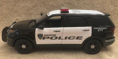 img/2565_cool-police-diecast-cars-you-can-buy-right-now.webp
