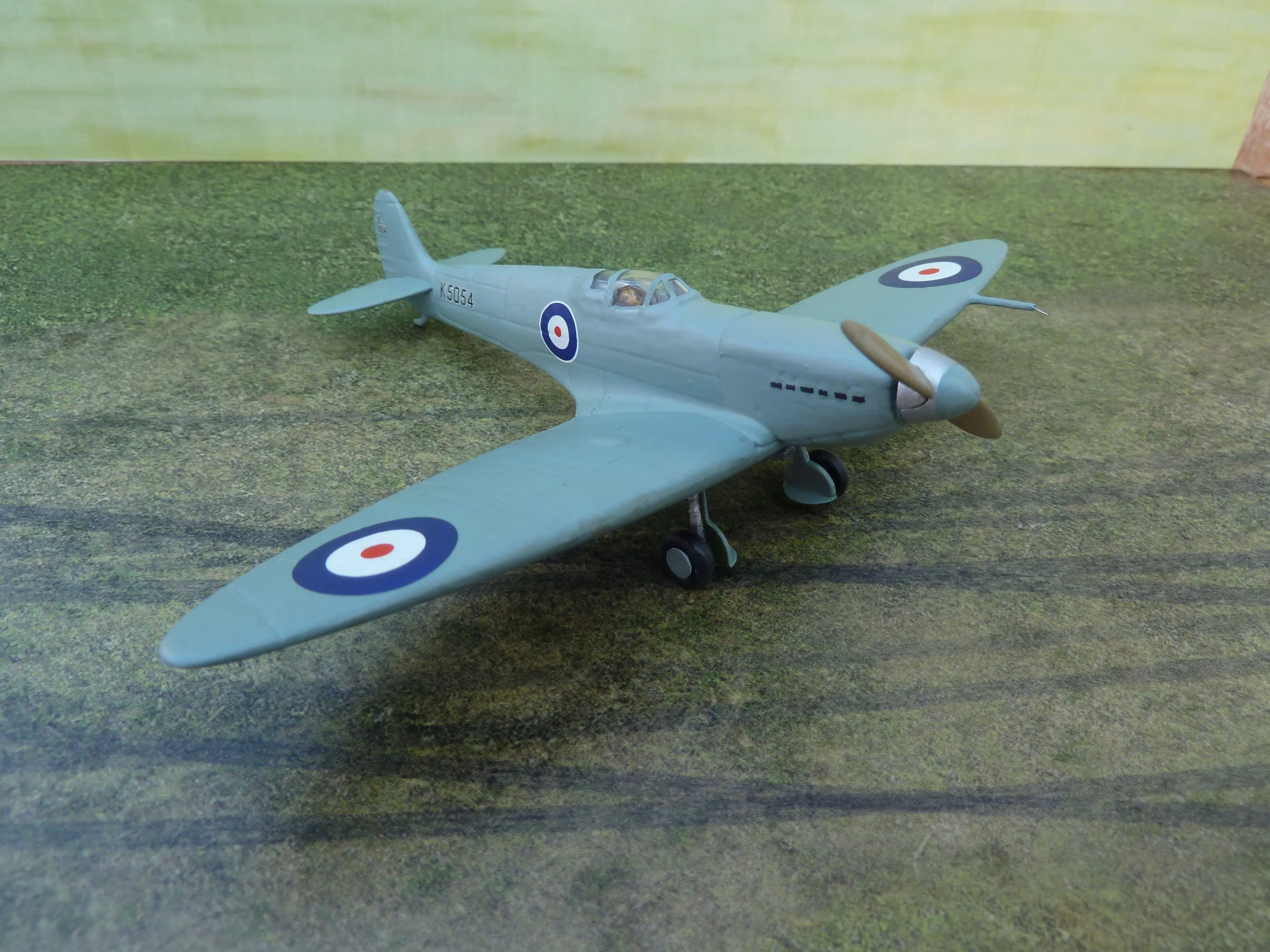img/2687_a-closer-look-at-132-scale-diecast-spitfires.webp