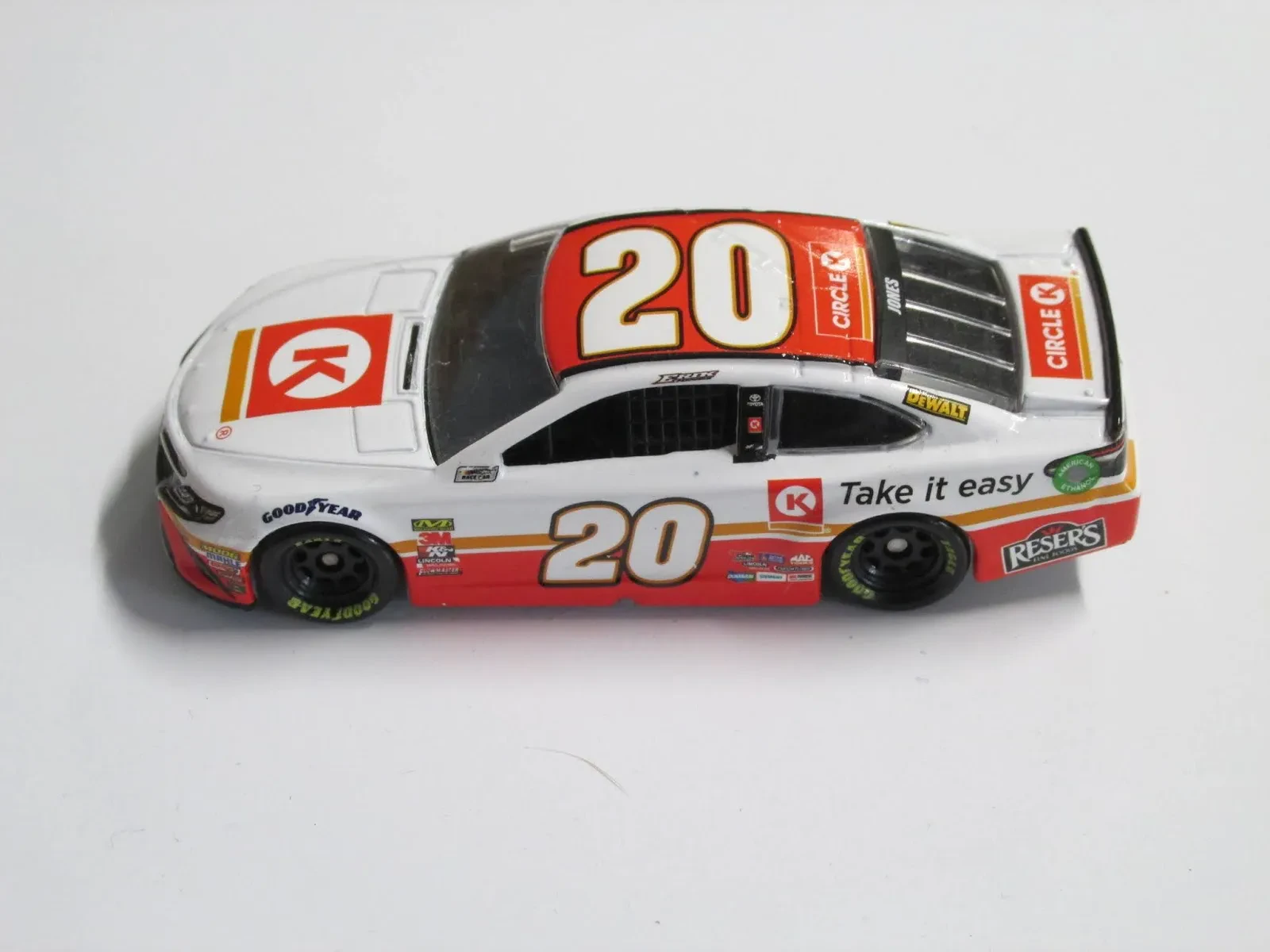 img/2729_nascar-diecast-2024-wave-1-a-collectors-deep-dive.webp