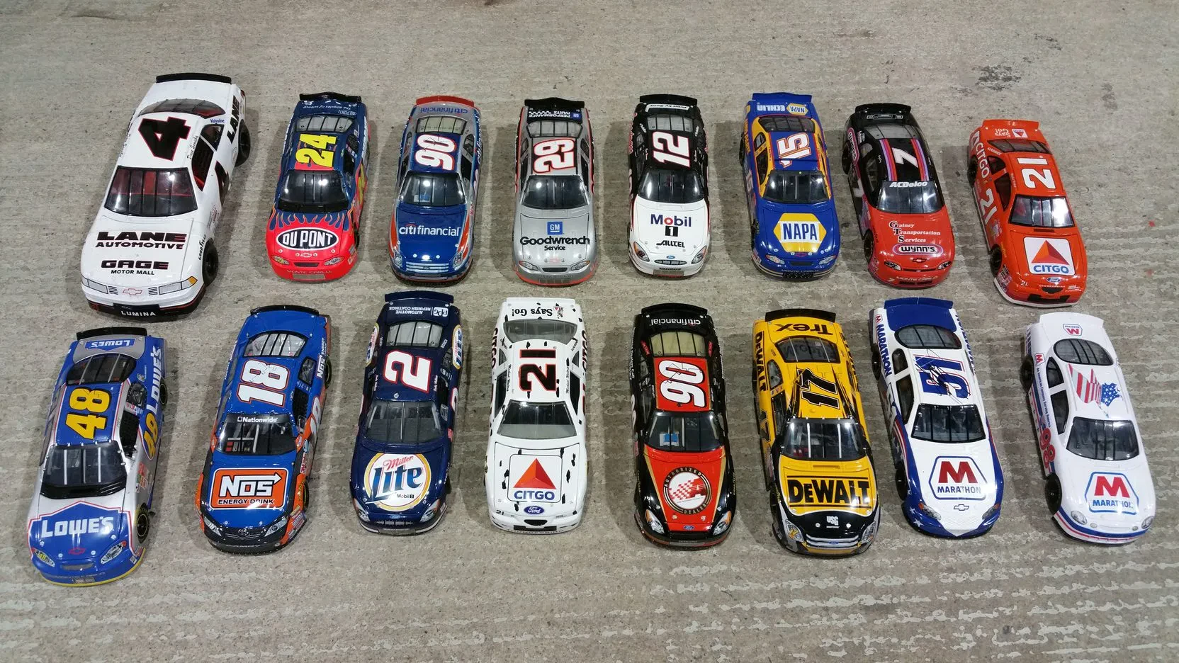 img/2761_nascar-diecast-cars-a-collectors-guide-to-value.webp