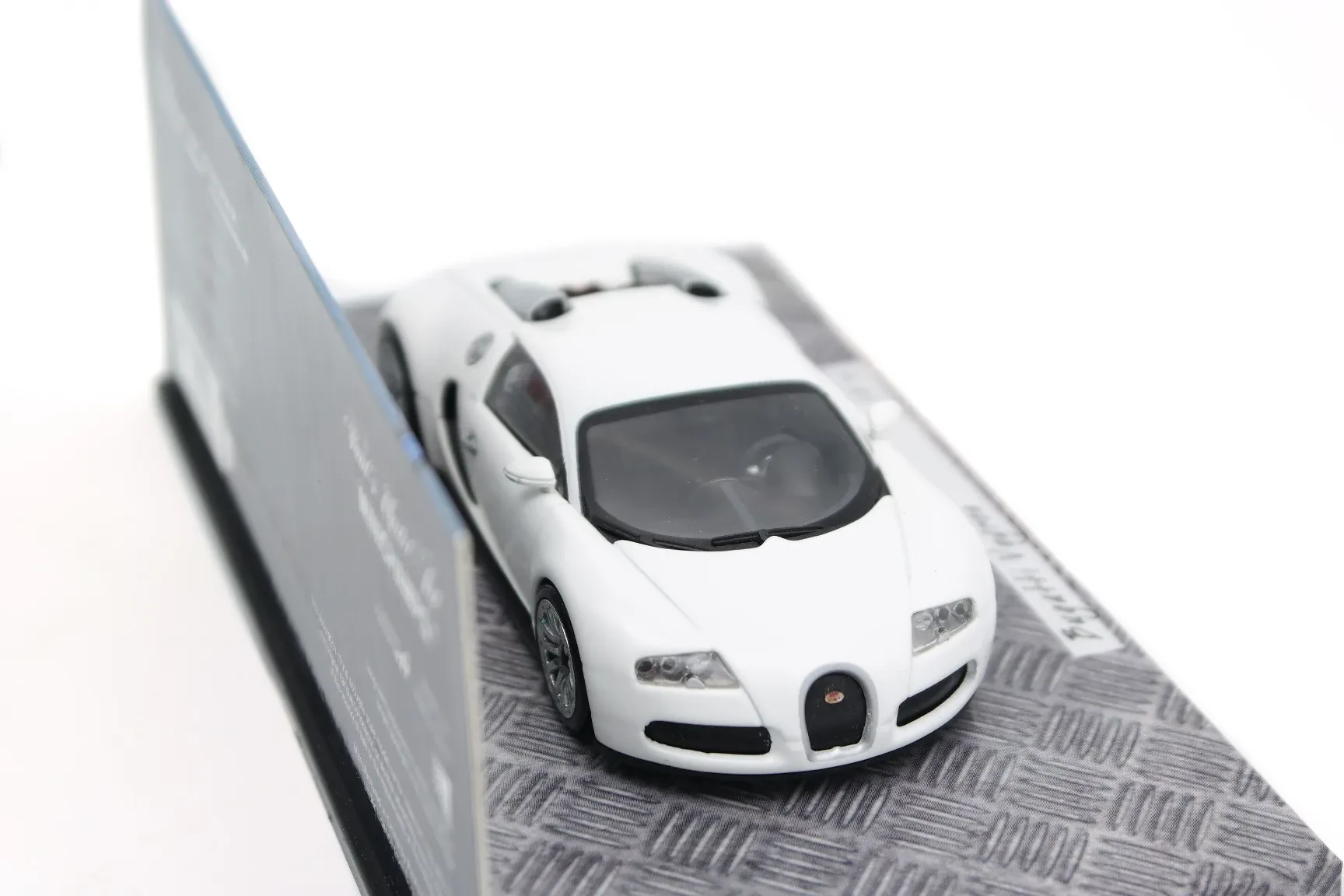 img/2783_bugatti-veyron-diecast-1-24-scale-models-a-collectors-dream.webp
