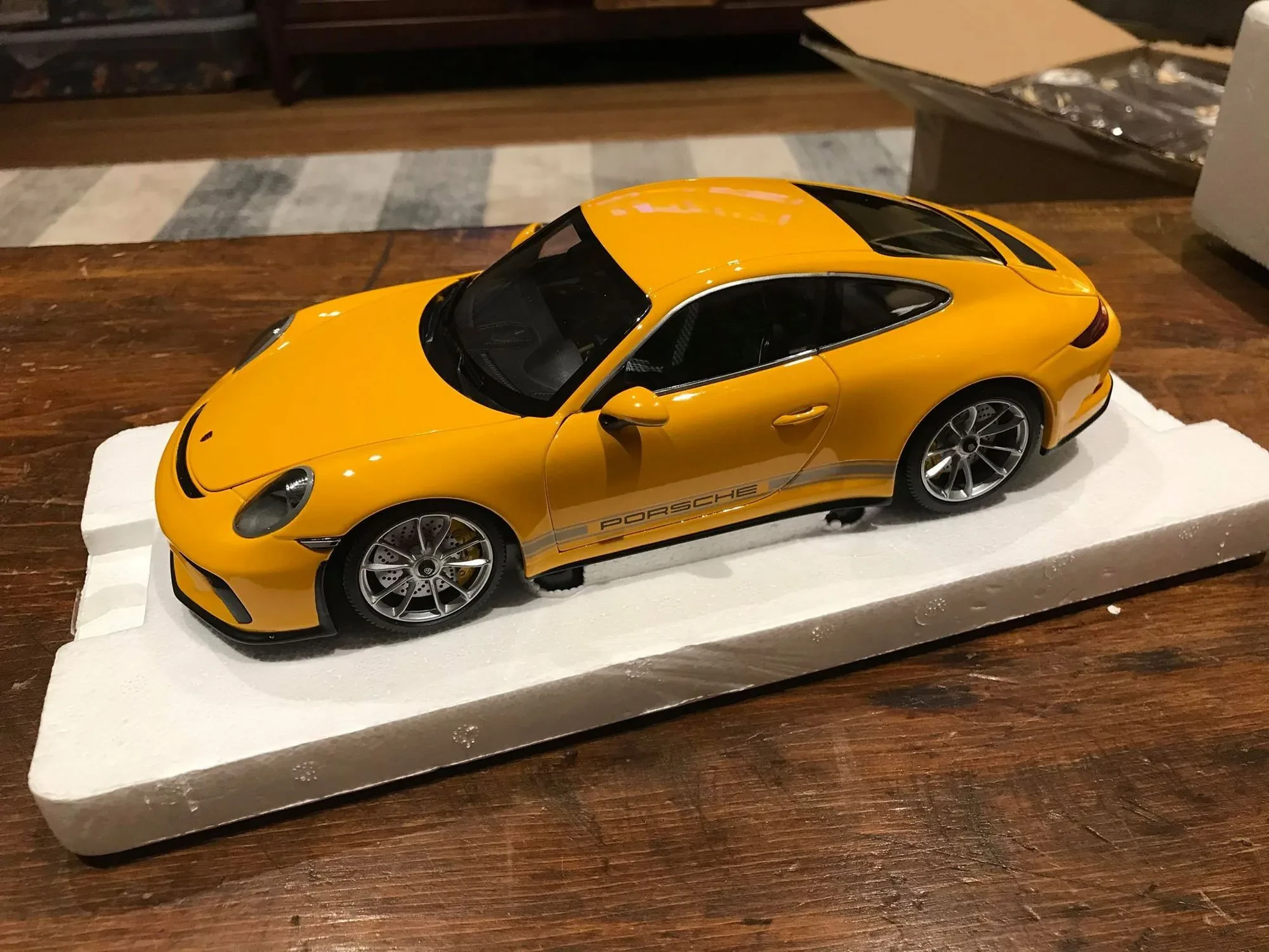 img/2810_porsche-diecast-kits-a-deep-dive-into-tiny-engineering-marvels.webp
